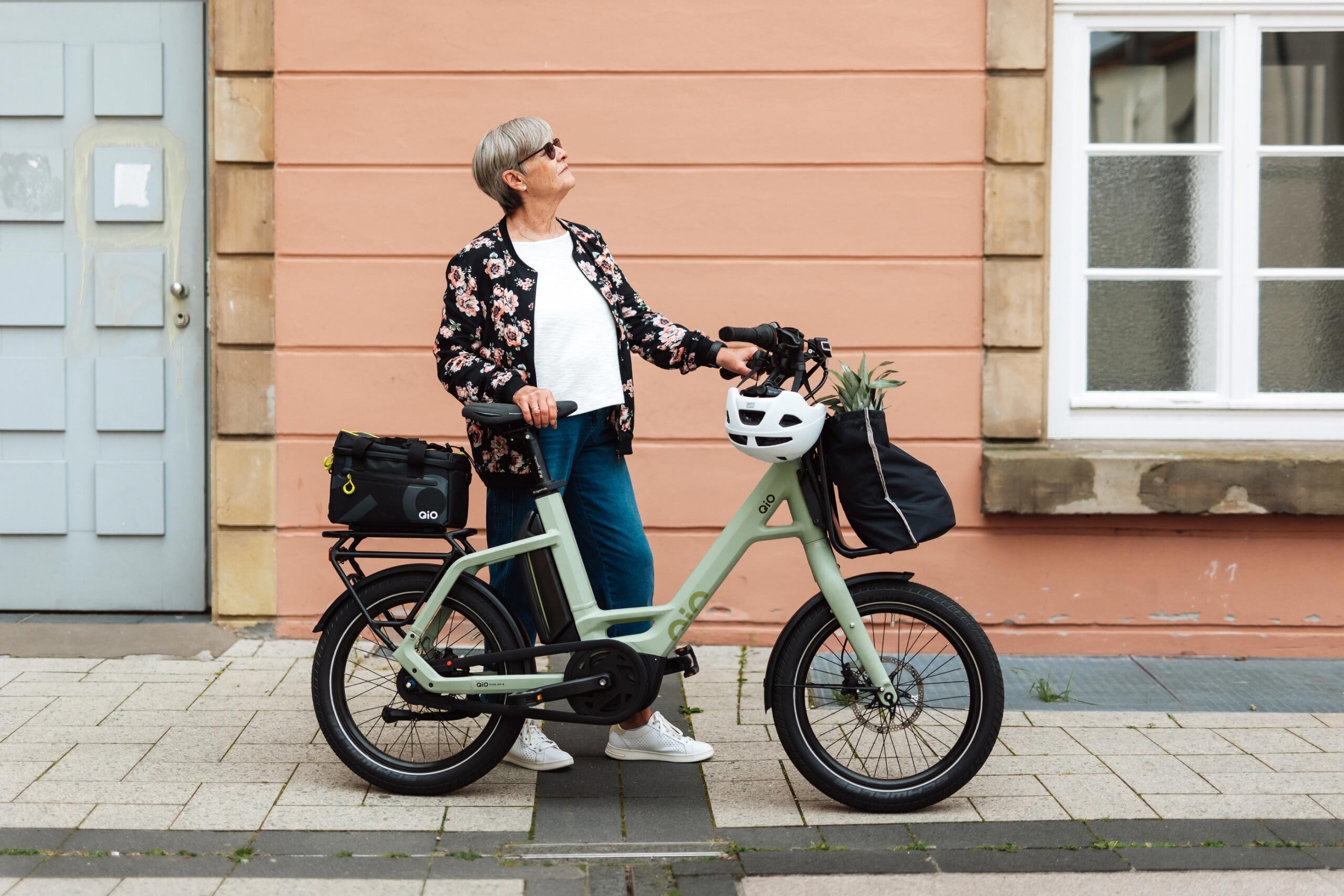 6203f60c751b41f92ce4a518_lenz-e-bikes-kelkheim-qio-eins-kompaktrad-dame-mood